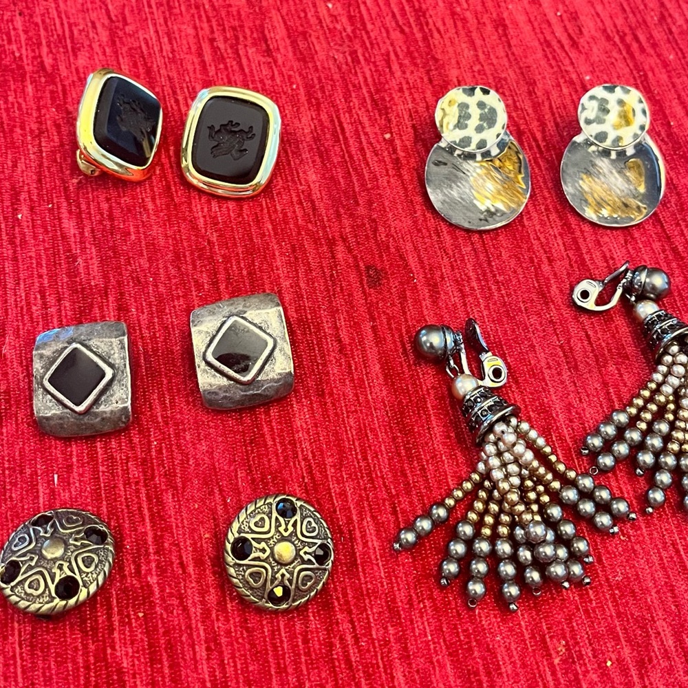 Cute clip earrings in excellent condition!